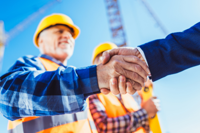 Tradie shaking hands with broker — fast-tracking growth through cashflow lending support. Tradie shaking hands with broker — fast-tracking growth through cashflow lending support.